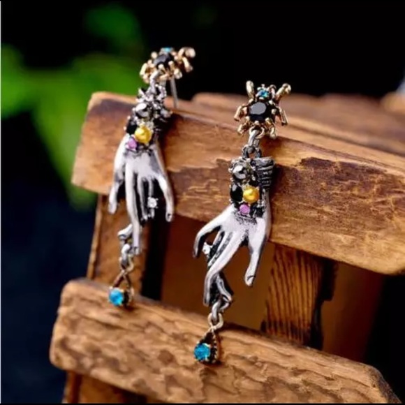 NWOT 🕷 stunning earrings - Picture 5 of 8